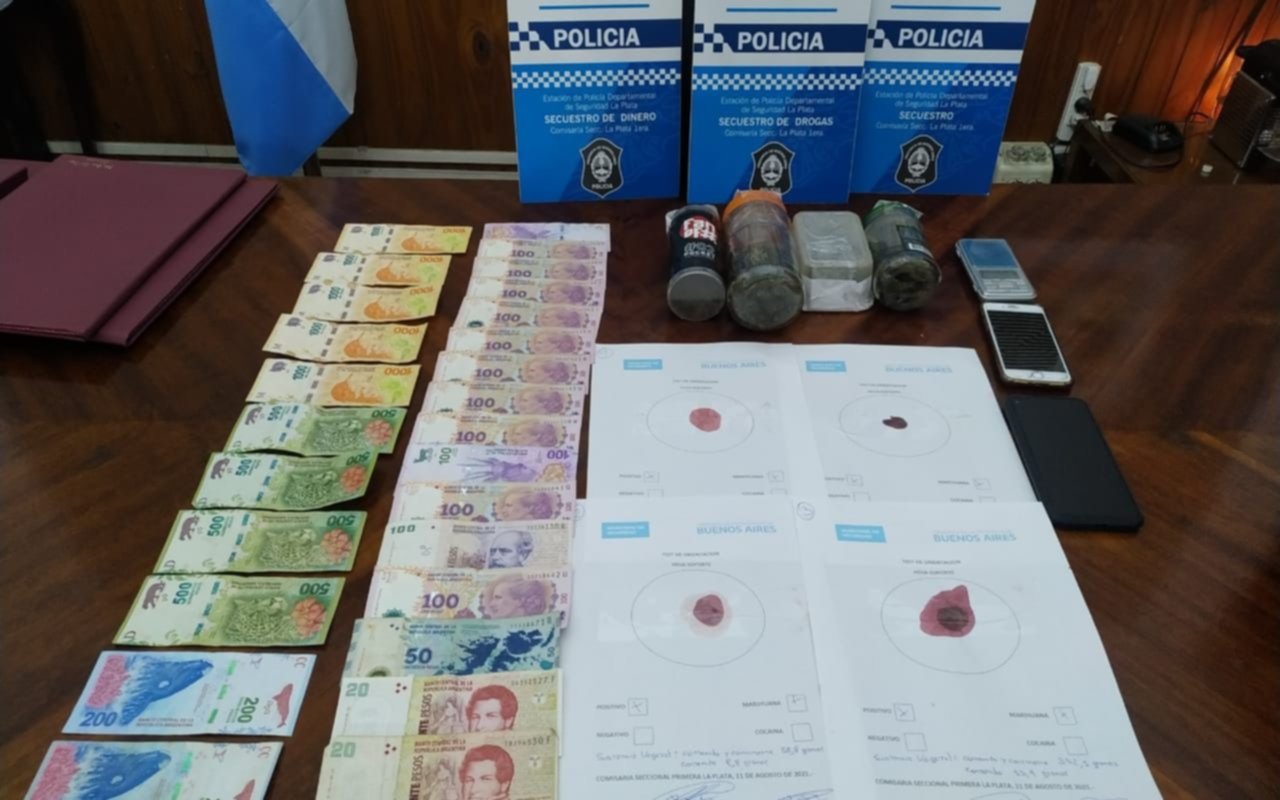 Desde la ventanilla del auto: cae pareja por "pasamanos" de droga en la Estación