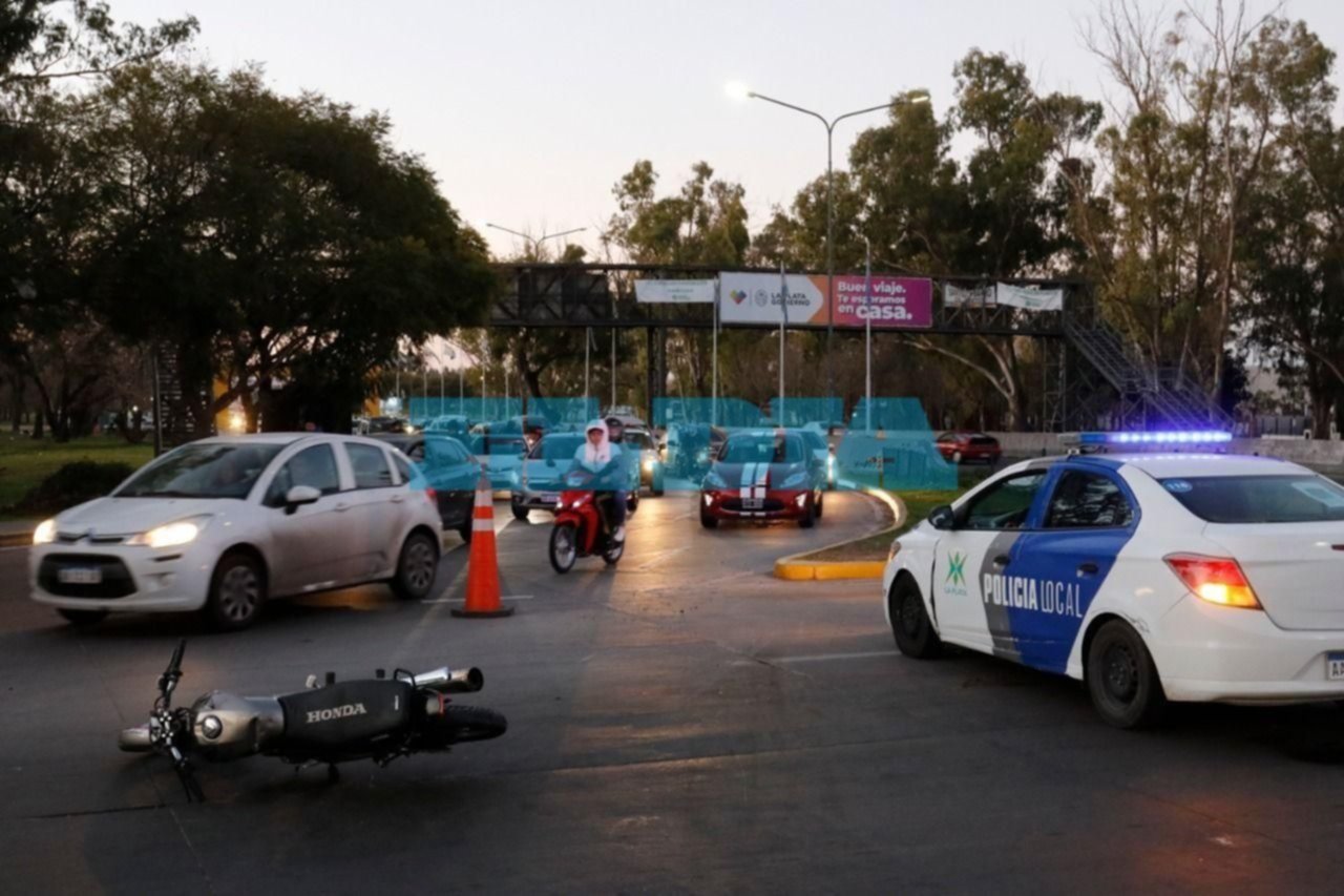 Tarde accidentada en la ciudad: fuerte choque dejó un motociclista herido en 32 y 120