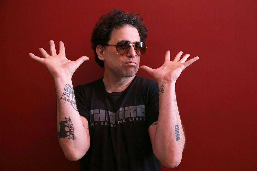 Los 60 de Andrés Calamaro: el rockero de los mil éxitos que disfruta nadando contra la corriente