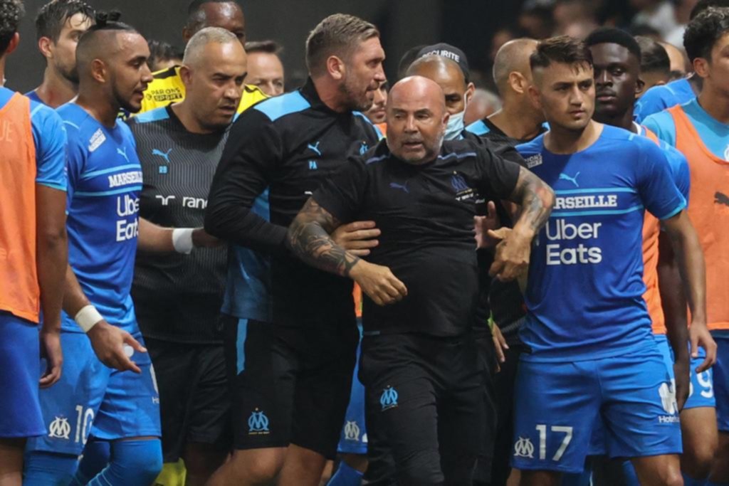 Sampaoli en medio de la locura de un partido en Francia
