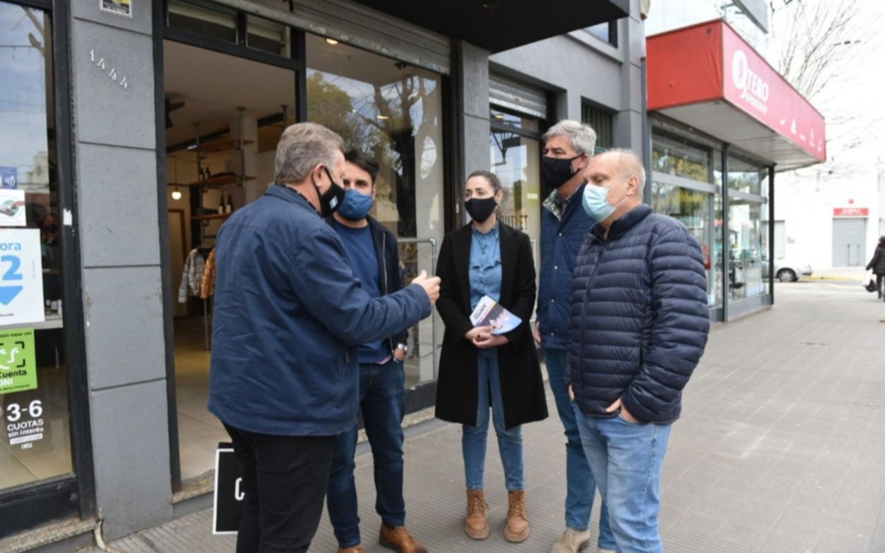 Hernán Lombardi recorrió Los Hornos junto a precandidatos