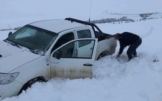 Bariloche: salieron a repartir juguetes,  los tapó la nieve y pasaron dos noches  dentro de una camioneta