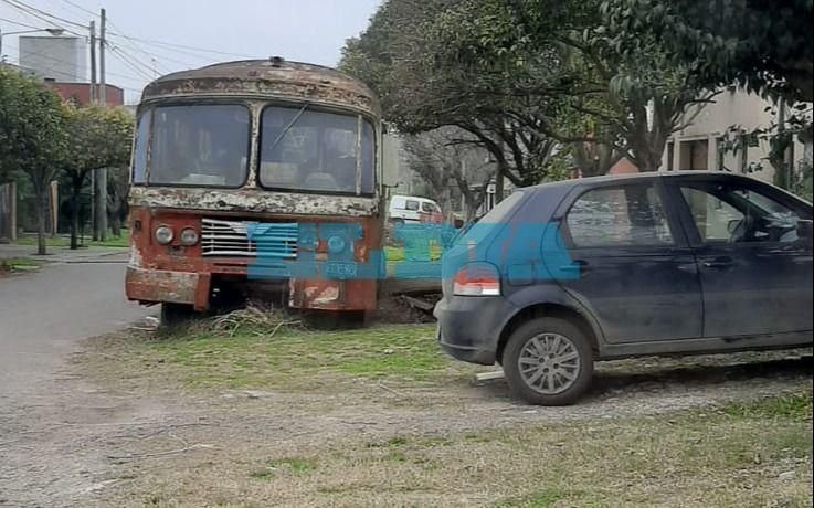 No sólo autos, también abandonan micros y los vecinos explotan de bronca