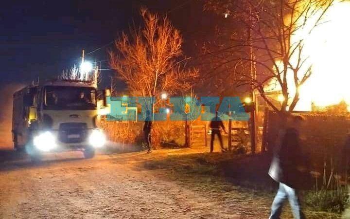 Voraz incendio en City Bell: una casa fue consumida por el fuego 
