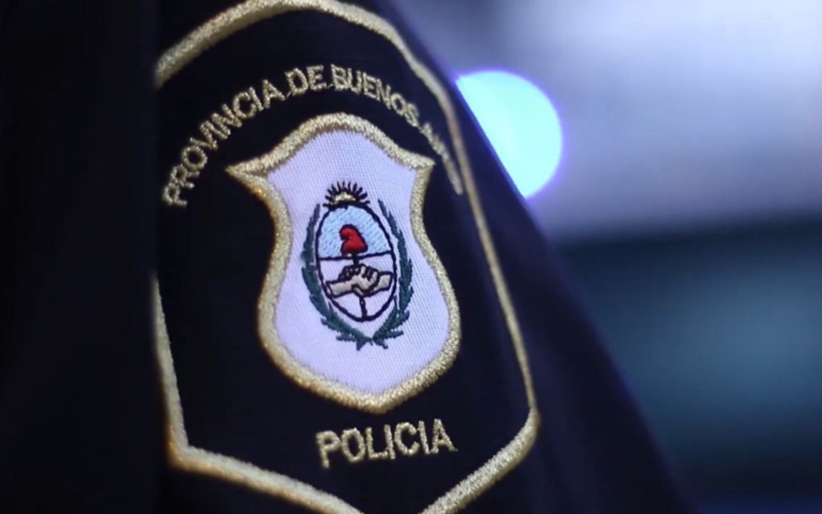 Policía heroína en La Plata: encontró una mochila con 700 mil pesos y ahora busca a su dueño