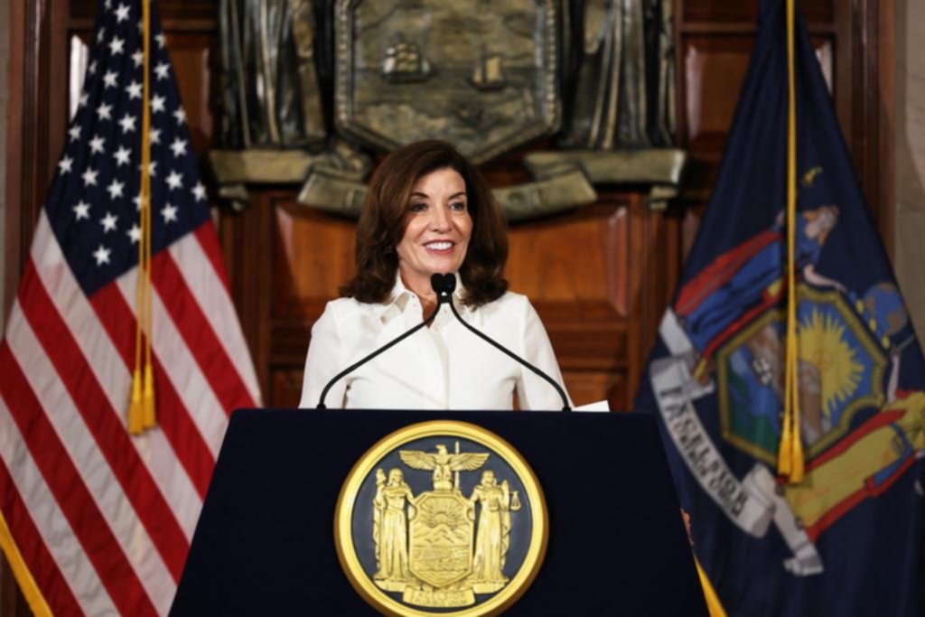 La sucesora de Cuomo ya canta “New York, New York”
