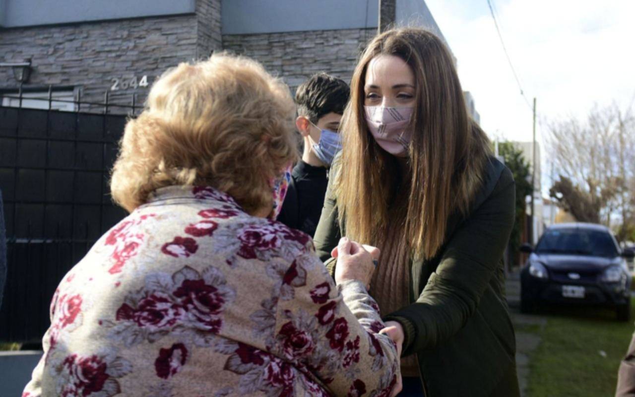 Quintero, precandidata de "Juntos", recorrió barrios platenses y reforzó la campaña de seguridad