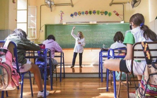 Presencialidad plena en las aulas: el Gobierno propone reducir a 90 centímetros la distancia