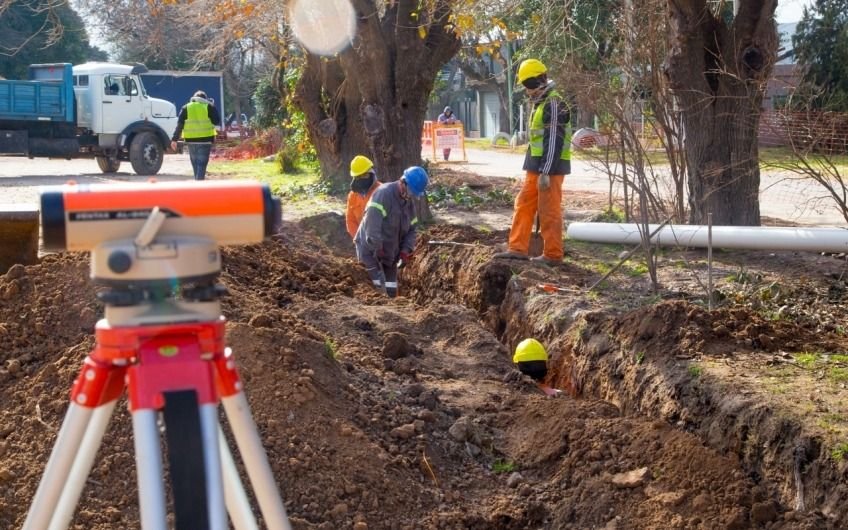 Obras en la red de suministro de agua y cloacas en la Porteña