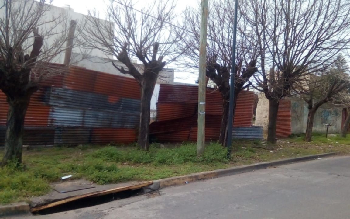 Preocupa un "precario cerramiento de chapas" en un sector de Gonnet