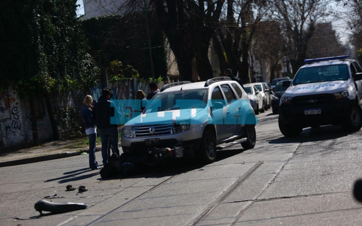 Calles peligrosas: violento choque entre un auto y una moto en 3 y 68