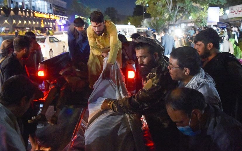 El Estado Islámico se atribuye los atentados en Kabul y EEUU confirma 12 soldados muertos