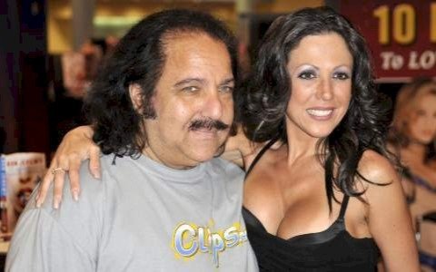 El actor porno Ron Jeremy fue acusado de abusar sexualmente de 21 mujeres de entre 15 y 51 años