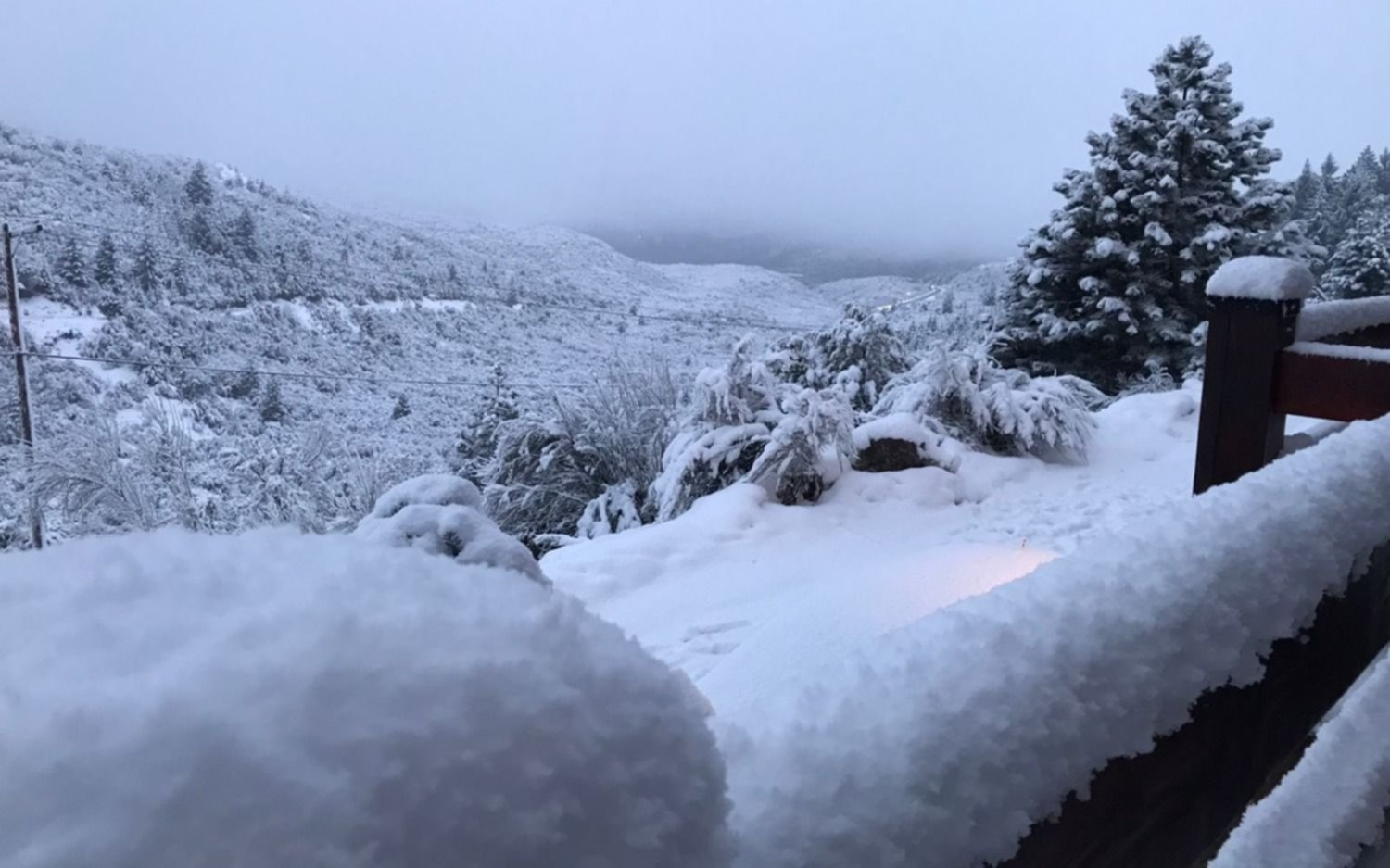 Una intensa nevada cayó anoche en Bariloche y provocó cierres parciales en rutas y calles