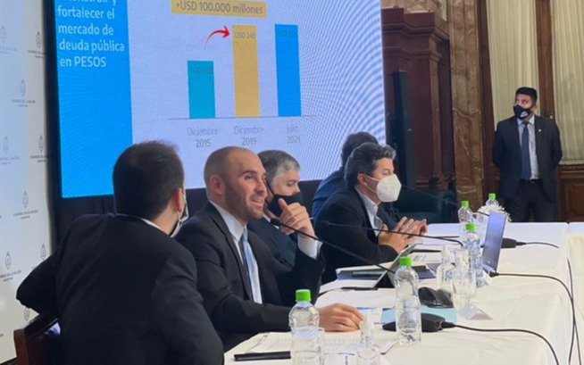"La deuda en dólares bajo el gobierno anterior creció en US$ 100 mil millones", ratificó Guzmán