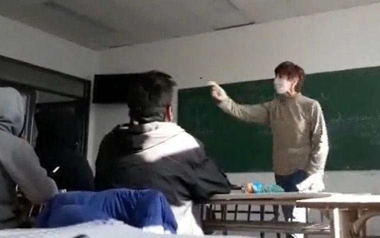 Política en las escuelas: suspenden a una docente