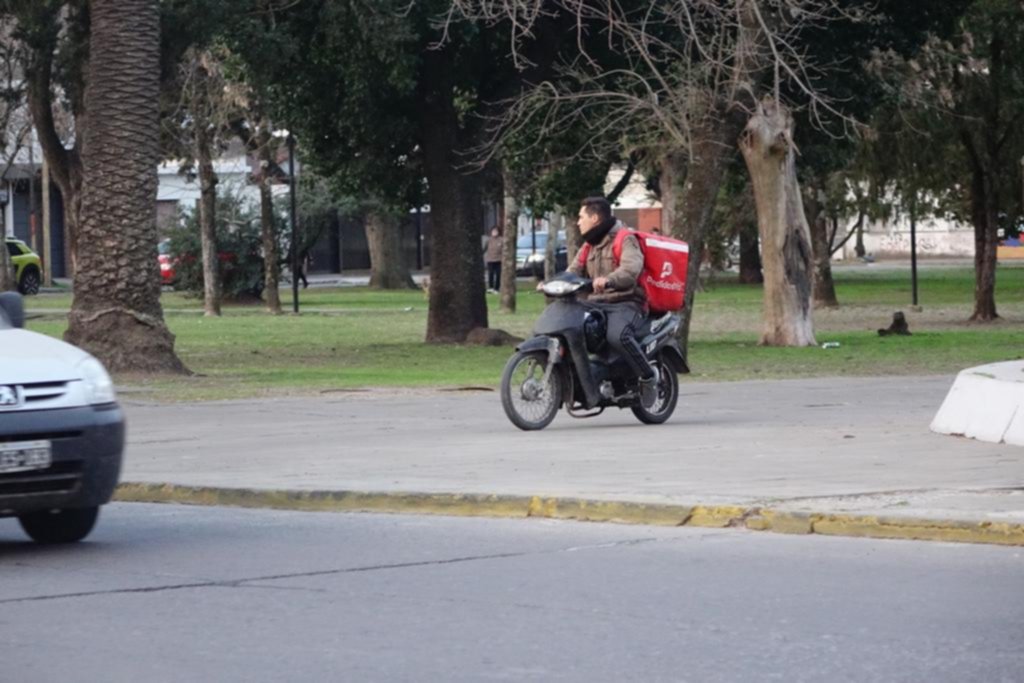 Invasión de motos en plaza Azcuénaga