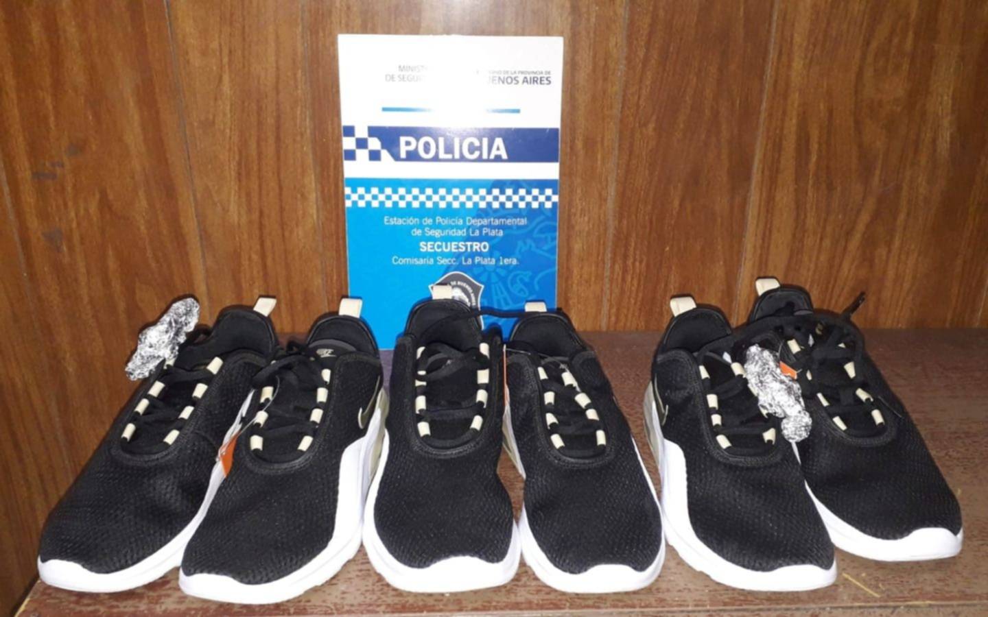 Una chica se robó tres pares de zapatillas Nike en el Centro: la detuvieron