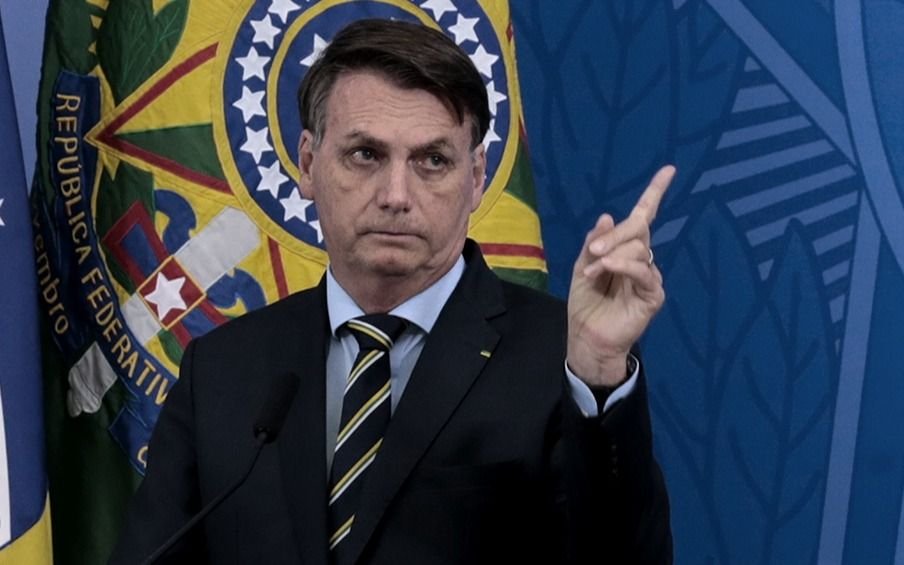 Bolsonaro dice que todos deberían comprar un fusil para no ser "esclavizados"