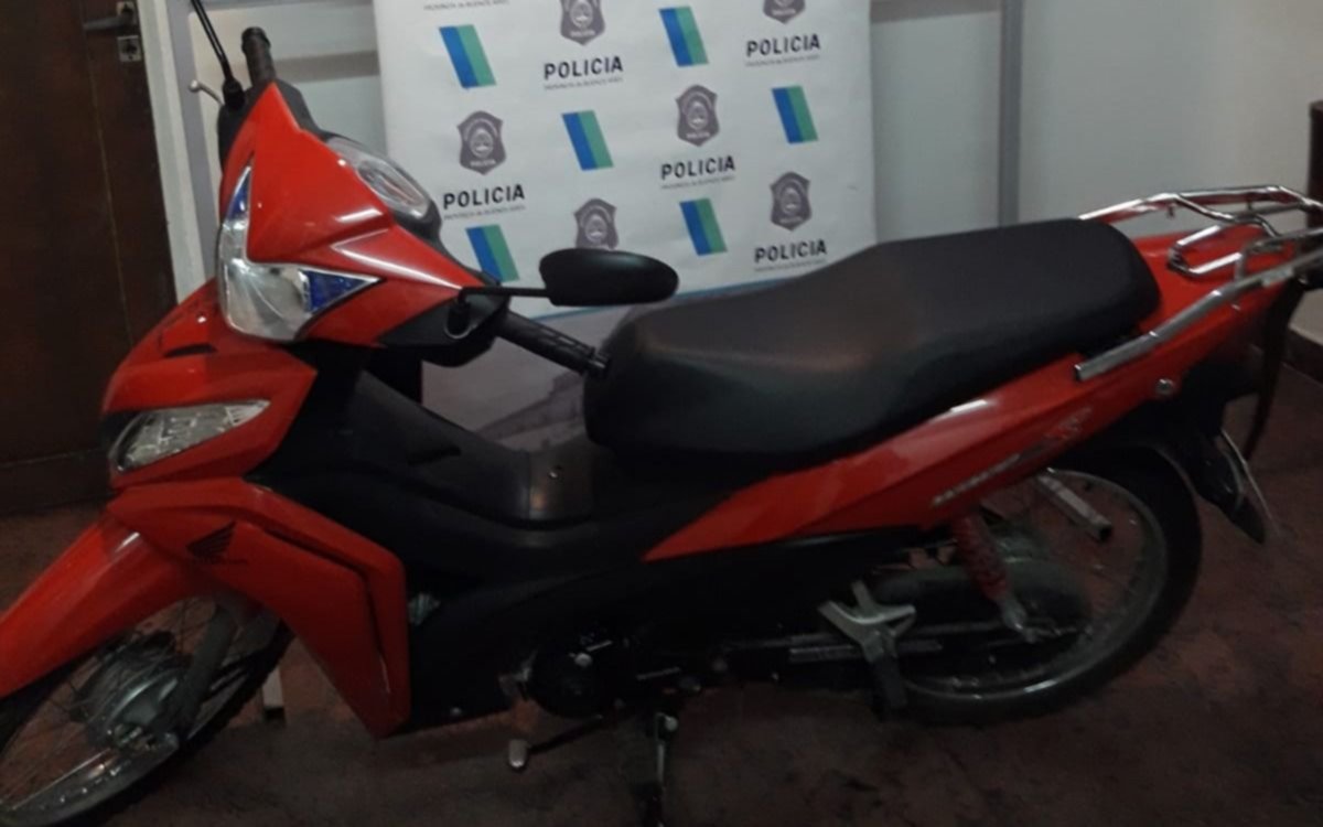 Cayó un adolescente en 13 y 73 por el robo de una motocicleta