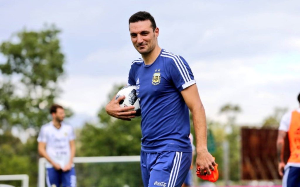 Scaloni llega a Venezuela con dos jugadores y AFA afirma que también lo hará "el resto del plantel"