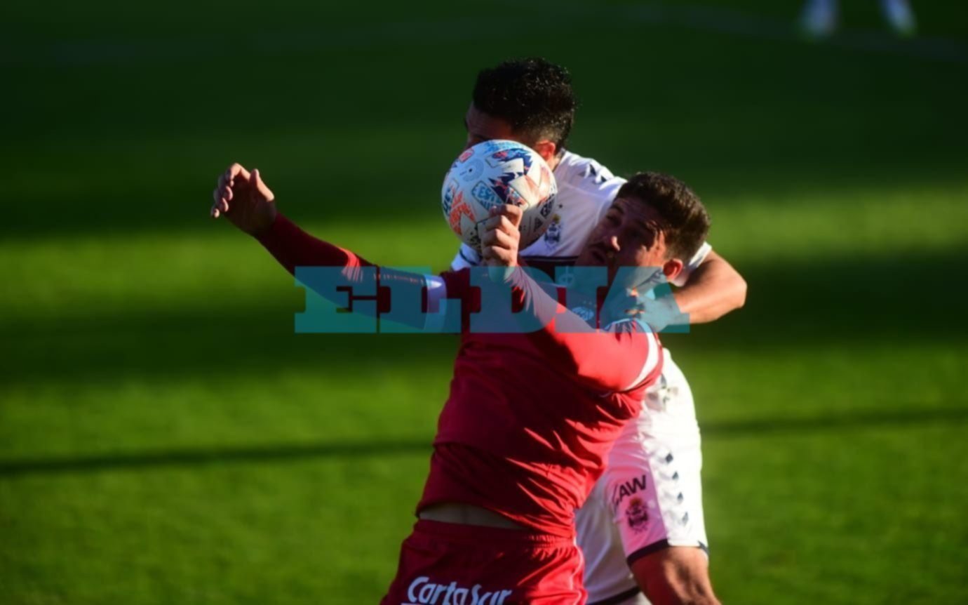 Gimnasia mereció más: le anularon mal un gol y terminó empatando ante Huracán en el Bosque
