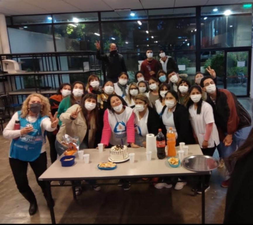En el vacunatorio, de festejo y sin distanciamiento