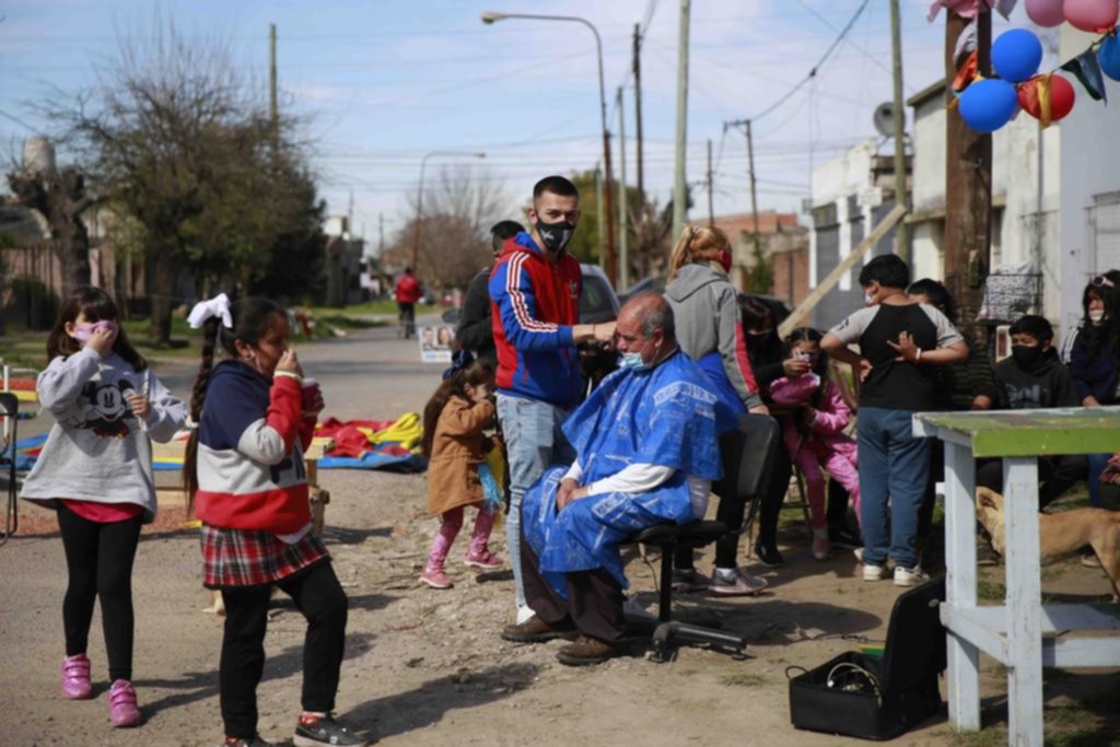 Peluquero solidario celebró en Los Hornos el Día del Niño
