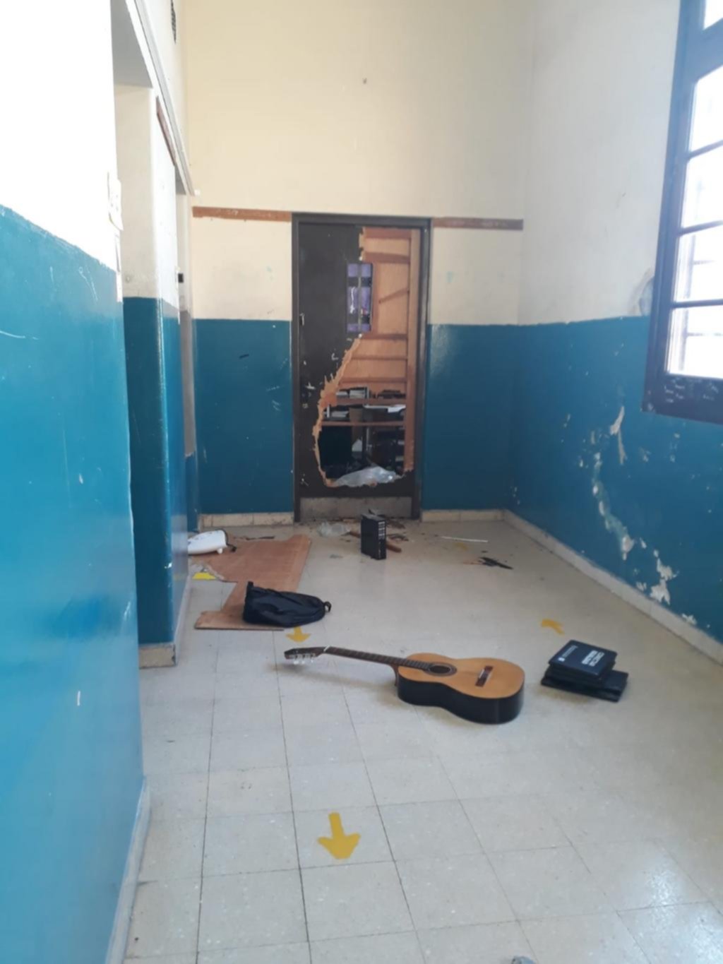 Volvieron las clases, pero los ladrones también y rompieron una escuela