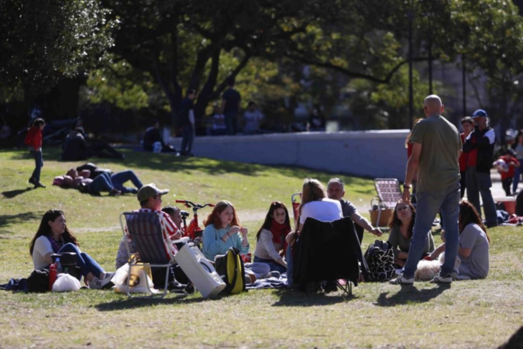 El barbijo ya ocupa menos lugar en los paseos públicos