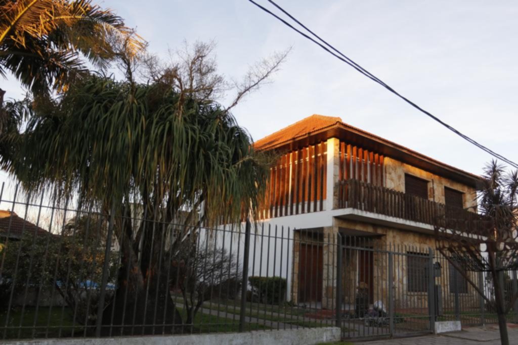 Andaba por los techos con un “cómplice”, bajó en una casa y lo esperaban
