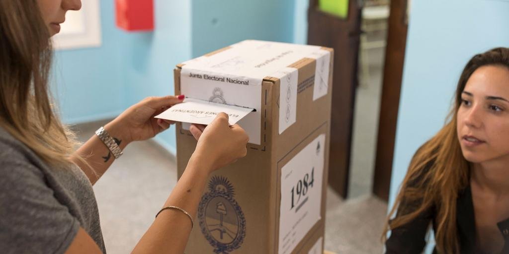 Empatizar por el voto de los sub 30, una estrategia difícil en la campaña