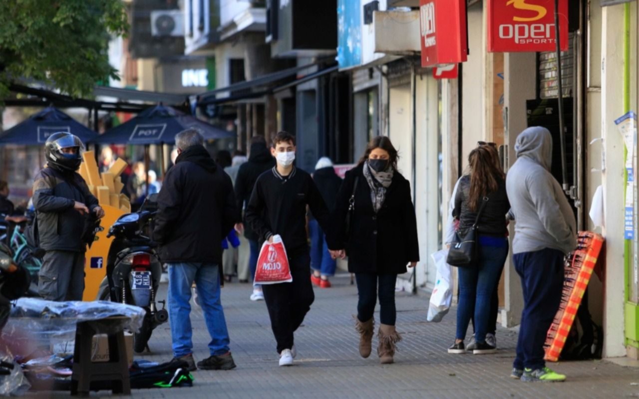 Como en febrero: se va agosto y así queda la curva del coronavirus en La Plata