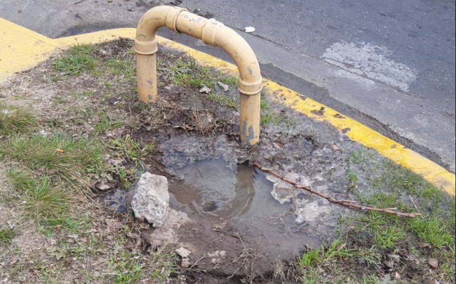 Una pérdida de agua en Gonnet que suma reclamos y no tiene solución