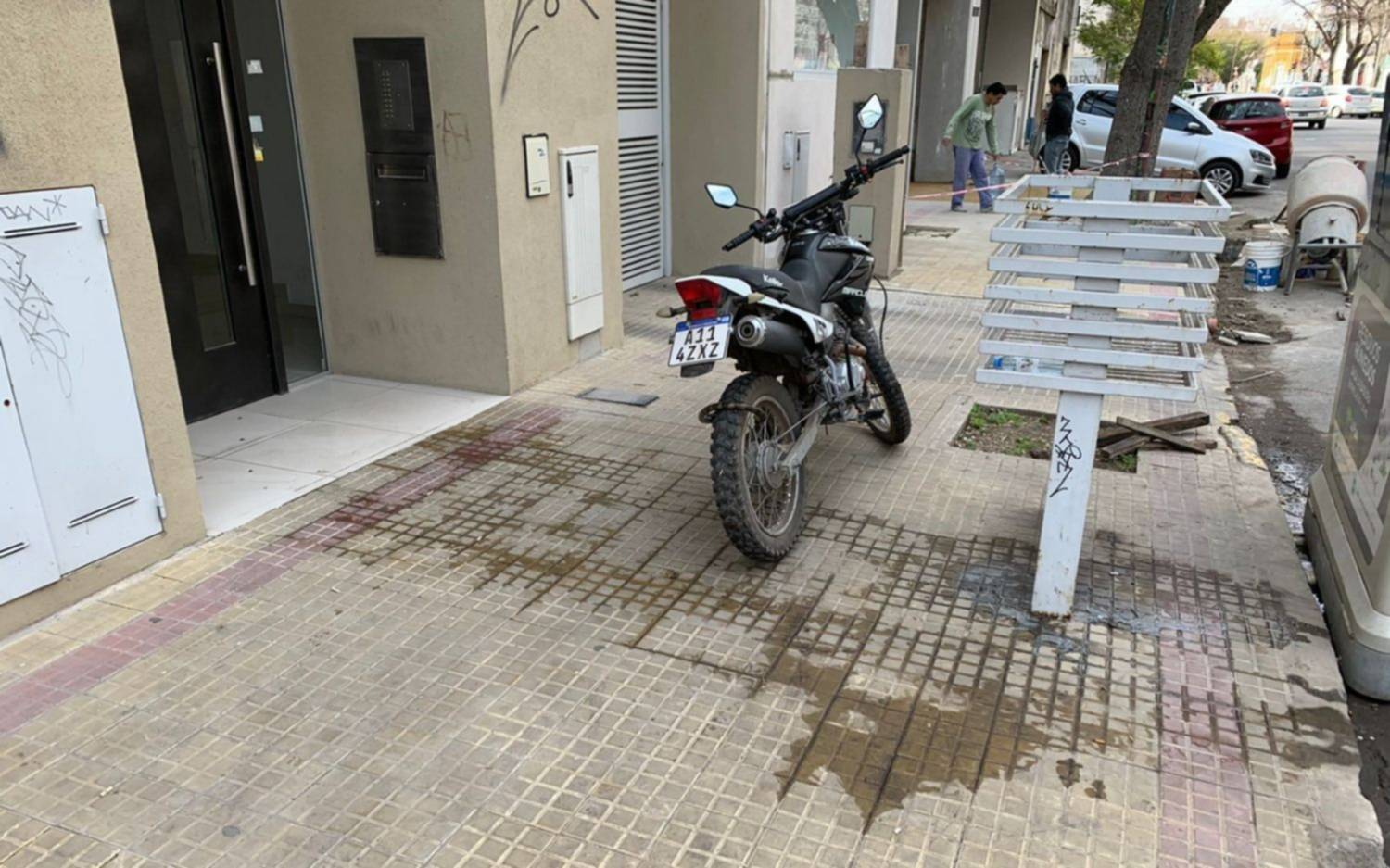 Denuncian que desborda una cloaca en la puerta de un edificio de 16 y 55