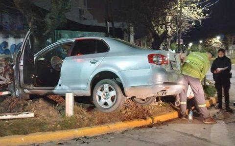 Fuerte choque entre dos autos en Barrio Hipódromo