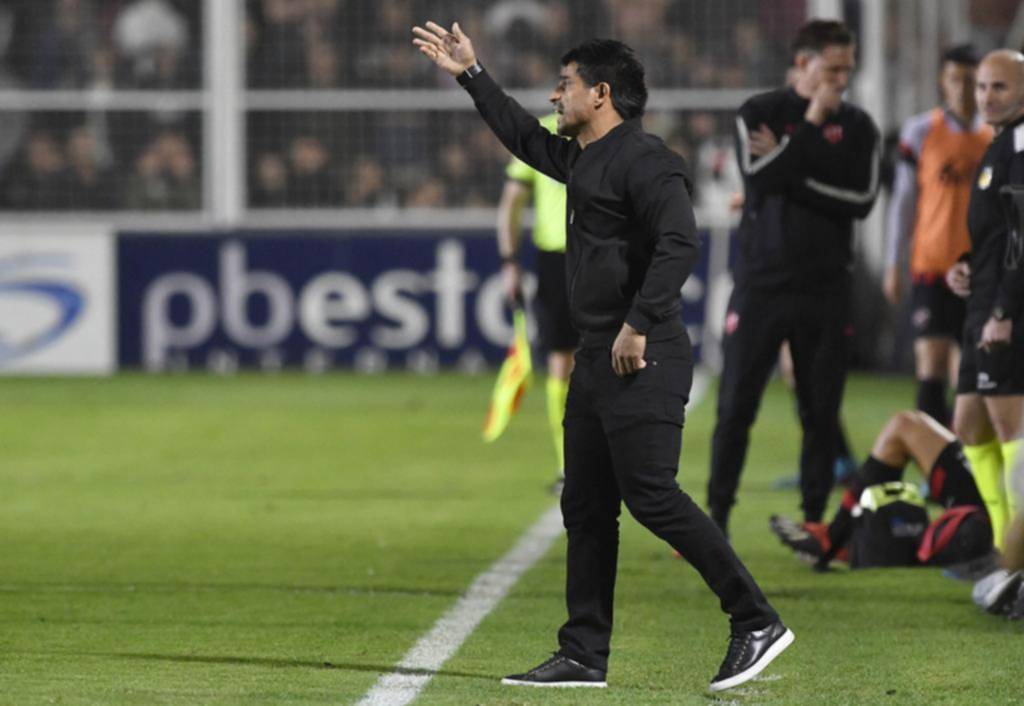 Ibarra quedó en la mira de los hinchas que piden otro DT