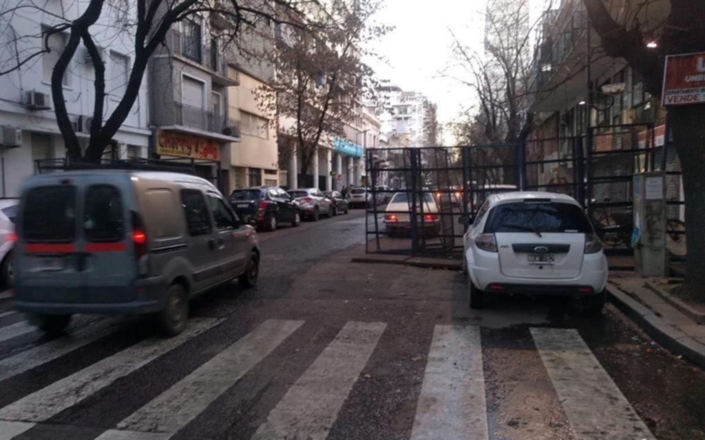 Las vallas se quedaron tras las protestas ante un ministerio