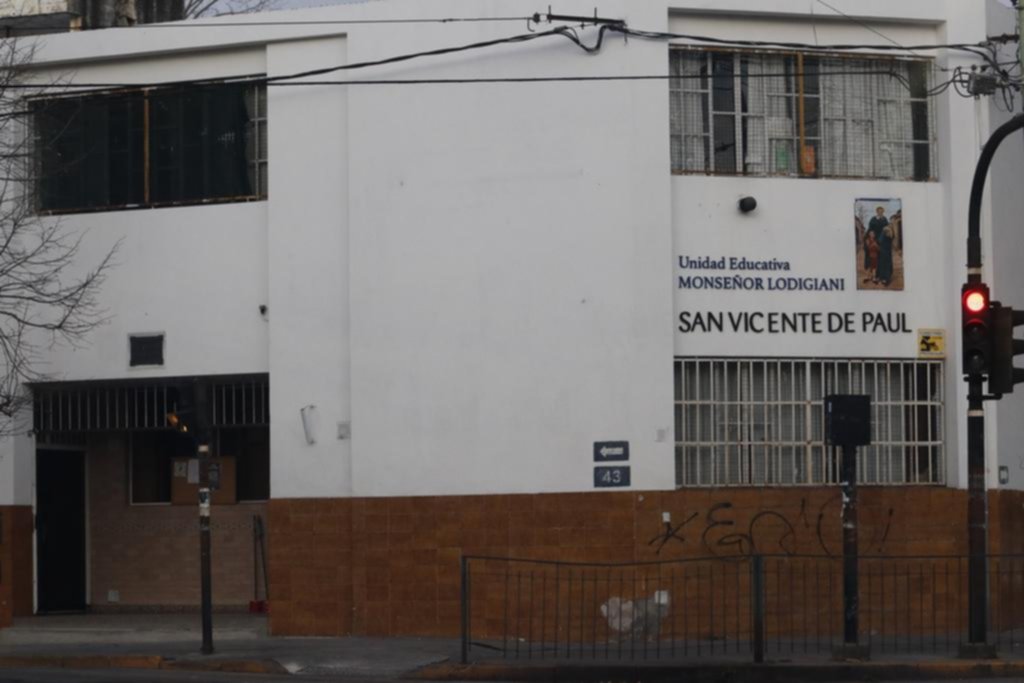 Estupor y dolor en La Plata: por una muerte adolescente en un colegio
