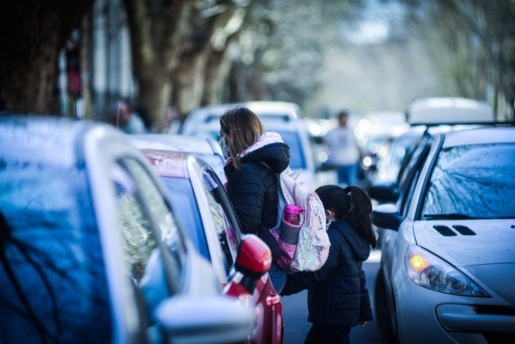 Frente a las escuelas, el paisaje habitual: doble fila