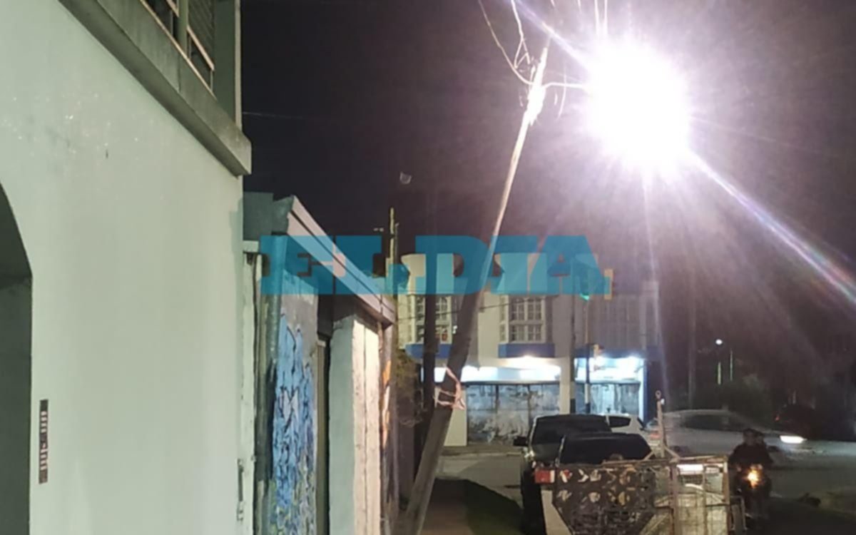 Preocupación por un poste de luz que se estaba por caer en 518 entre 5 bis y 7