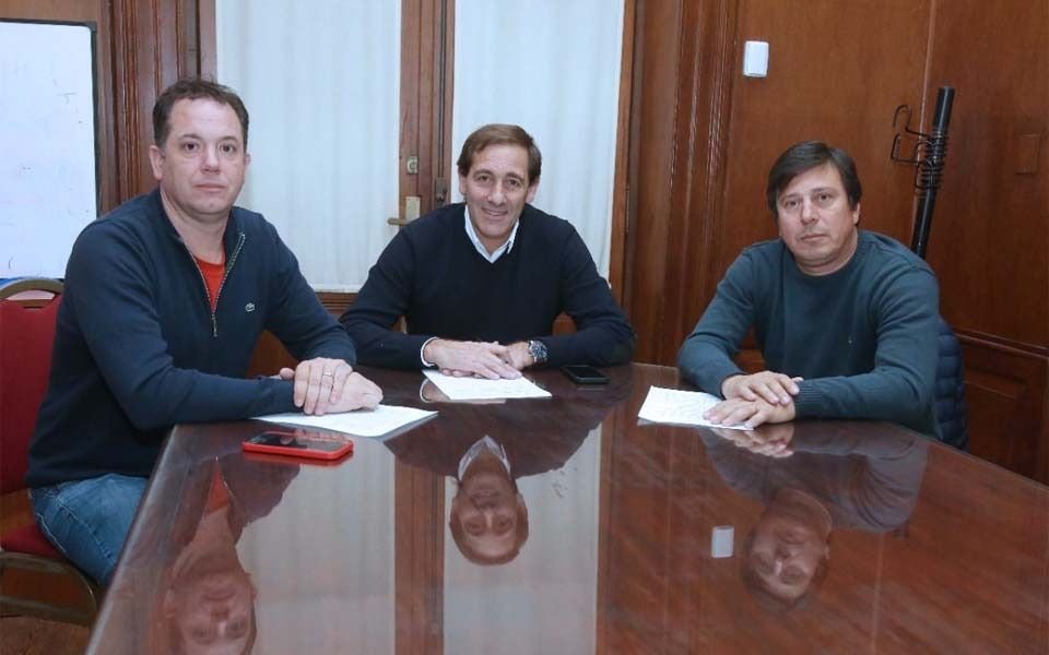 Paritarias municipales en La Plata: acuerdo por suba del 60% y unos 2 mil pases a planta