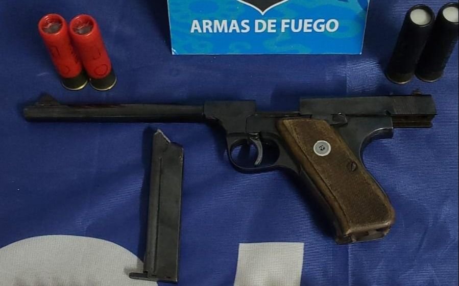Preso por portación ilegal de un arma: su esposa quiso dispararle a su supuesta amante