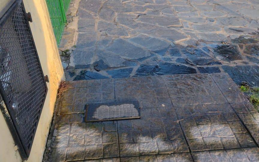 Malestar por una perdida de agua en 23 entre 77 y 78