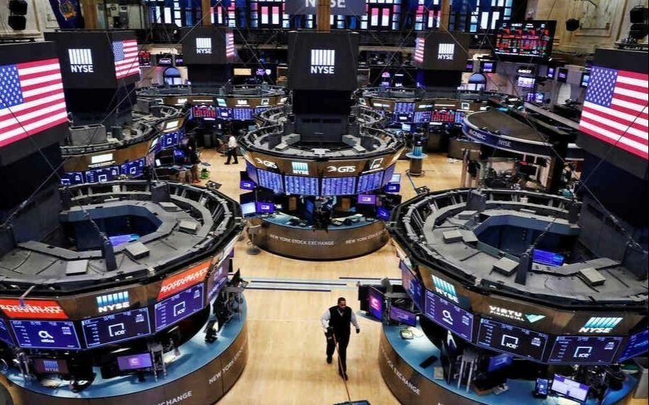 Efecto anuncios: bajó el dólar blue, suben los bonos y crecen las acciones argentinas en Wall Street