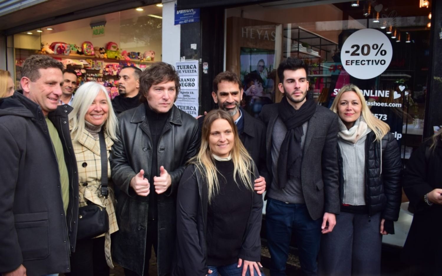 VIDEO. Javier Milei caminó por calle 12 en La Plata: selfies, cantitos y  cara a cara con la gente - Política y Economía