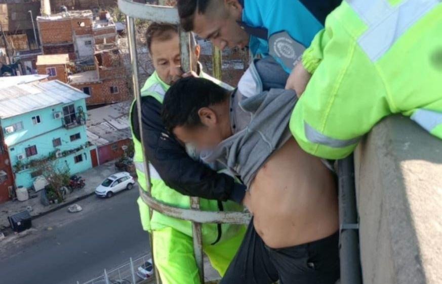 Rescataron a un hombre que intentó tirarse de la Autopista