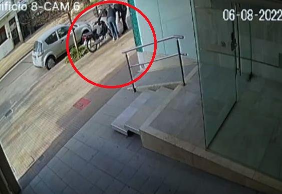 A plena luz del día, dos ladrones robaron una moto en 8 y 32