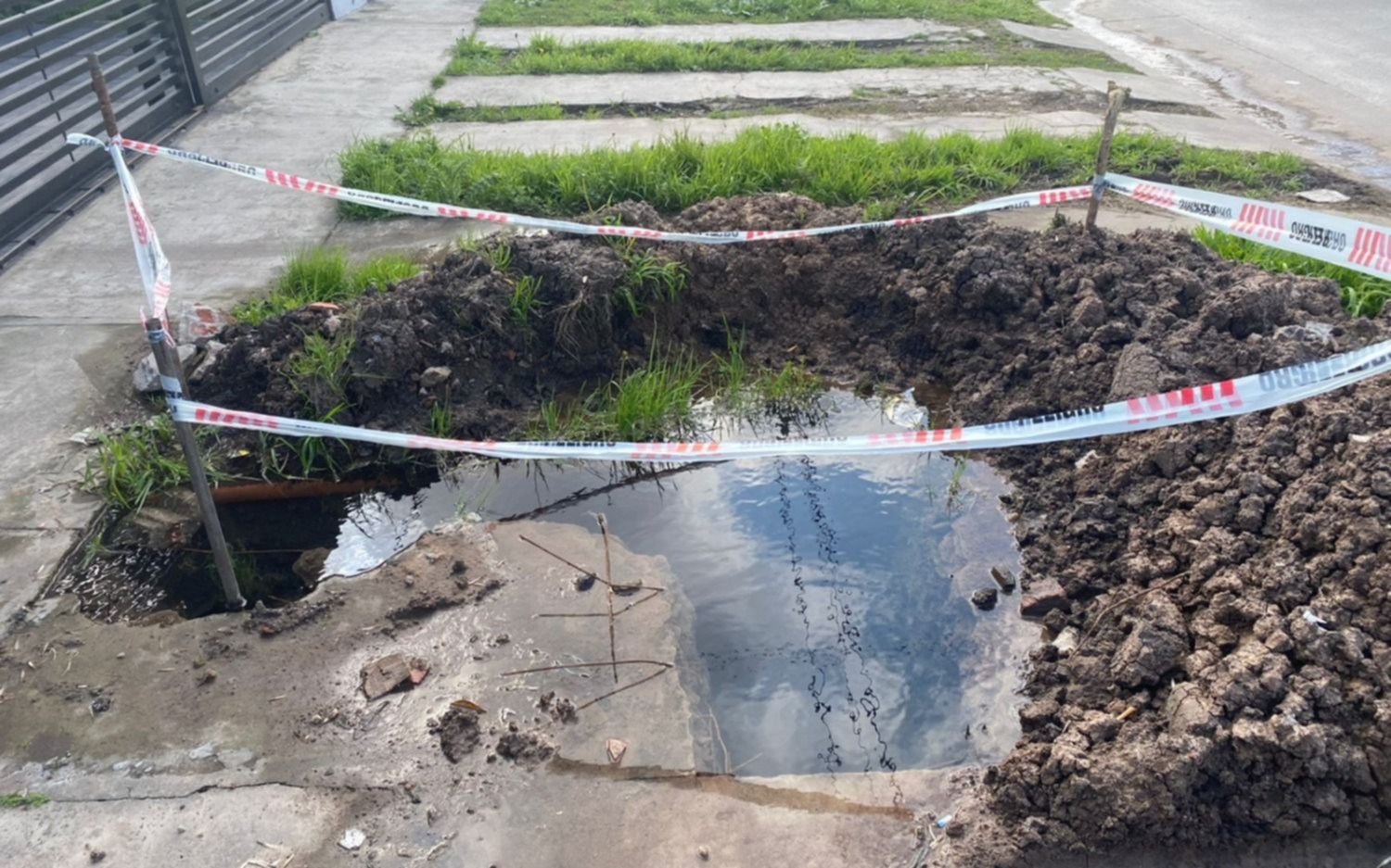 Un pozo gigante preocupa a los vecinos de 57 y 132