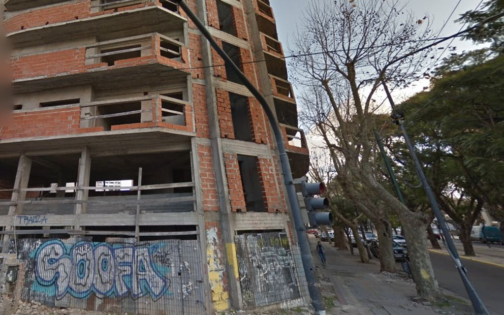 Misterio en Plaza Rocha: apareció un hombre muerto en un edificio abandonado